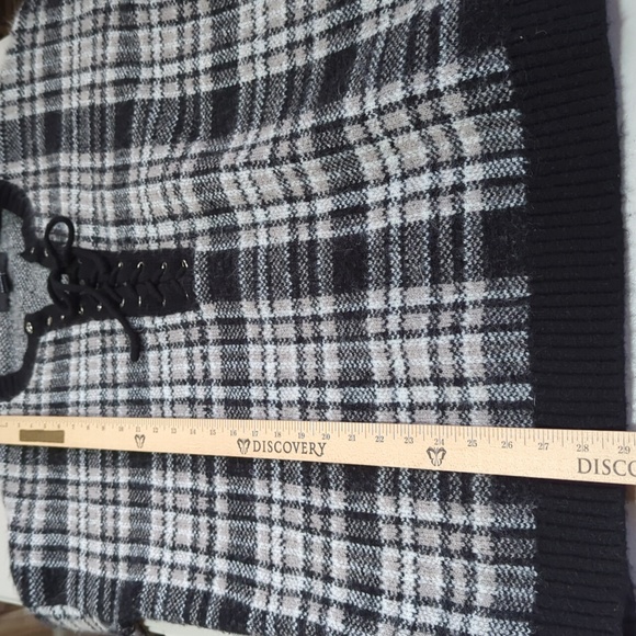 Forever 21 black and white sweater. Large - Picture 5 of 7